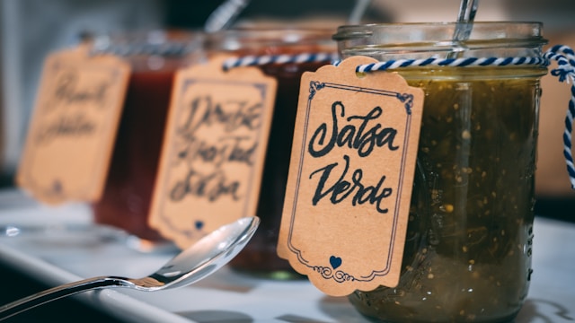 Trend Alert: Mini Salsa and Chips DIY Wedding Favors